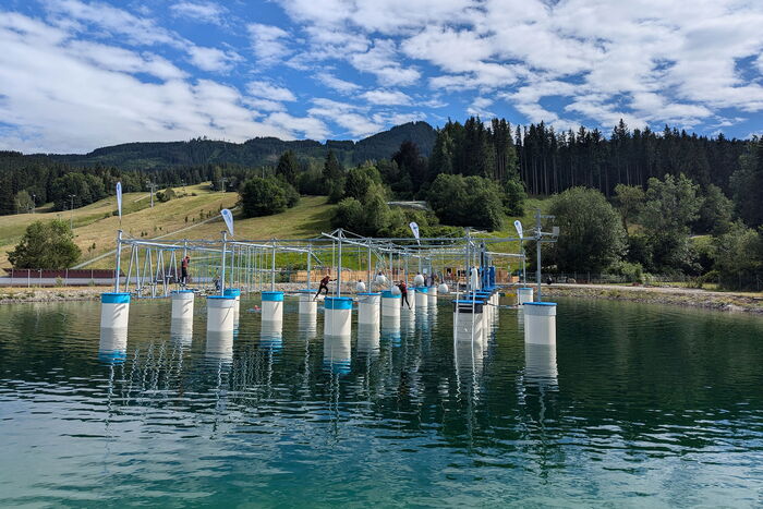 Der AlpspitzSPLASH ist ein schwimmender Kletterpark auf dem Speichersee der Alpspitzbahn.