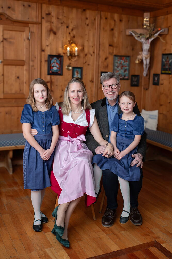 Kathrin & Georg Schneider mit ihren Töchtern Carlotta und Theresa