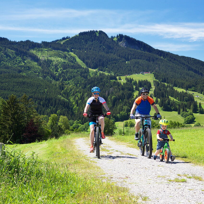 Radfahren mit der Familie in Nesselwang, Allgäu